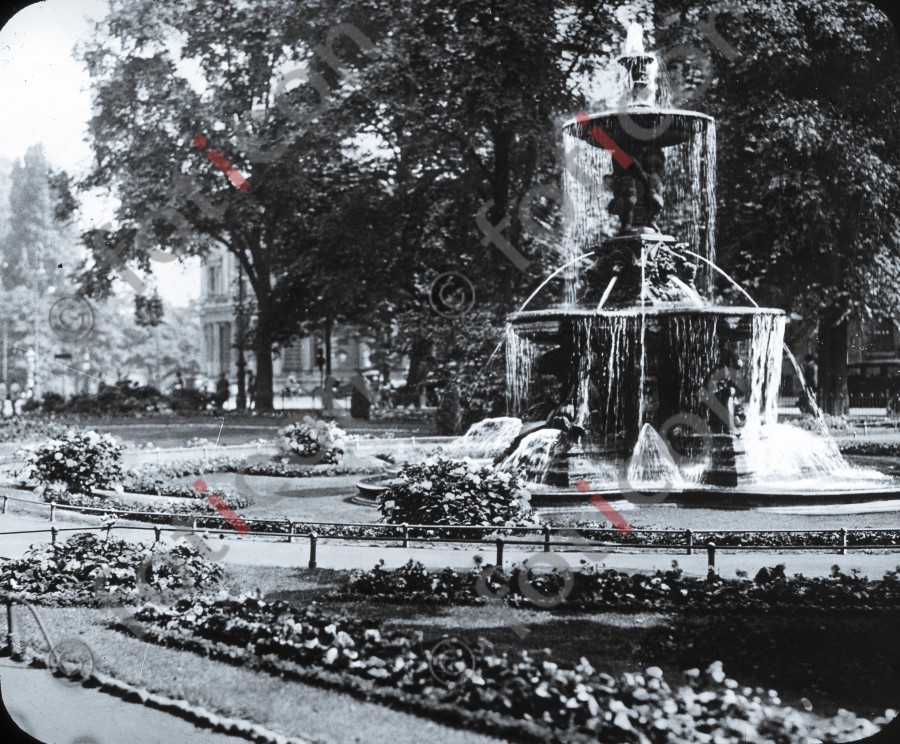 Der Corneliusplatz ; The Corneliusplace - Foto foticon-simon-340-054-sw.jpg | foticon.de - Bilddatenbank für Motive aus Geschichte und Kultur